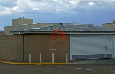 Imagem: A casa possui 3 Dormitórios, 2 Banheiros, 2 Vagas na garagem