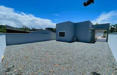 Imagem: A casa possui 3 Dormitórios, 2 Banheiros, 5 Vagas na garagem