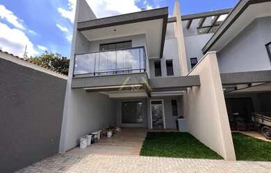 Imagem: A casa possui 3 Dormitórios, 2 Banheiros, 2 Vagas na garagem