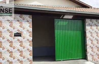 Imagem: A casa possui 4 Dormitórios, 1 Banheiro, 2 Vagas na garagem