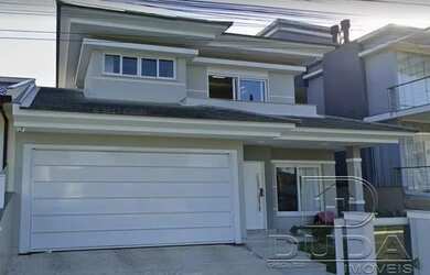 Imagem: A casa possui 3 Dormitórios, 2 Banheiros, 2 Vagas na garagem