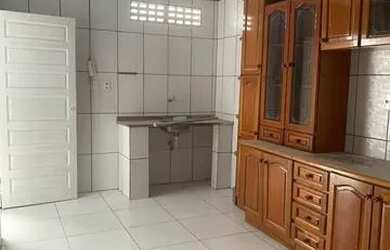 Imagem: A casa possui 3 Dormitórios, 2 Banheiros, 2 Vagas na garagem