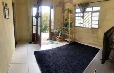 Imagem: A casa possui 3 Dormitórios, 2 Banheiros, 1 Vaga na garagem