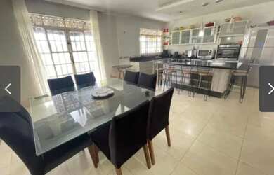 Imagem: A casa em condomínio possui 4 Dormitórios, 3 Banheiros, 5