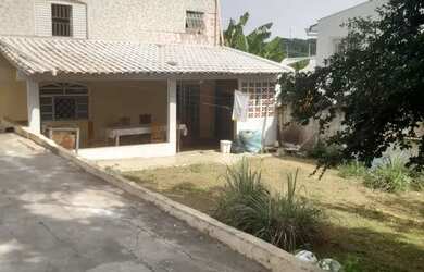 Imagem: A casa possui 4 Dormitórios, 3 Banheiros, 4 Vagas na garagem