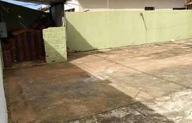 Imagem: A casa possui 3 Dormitórios, 2 Banheiros, 5 Vagas na garagem