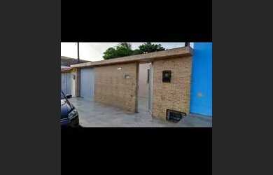 Imagem: A casa possui 3 Dormitórios, 1 Banheiro, 3 Vagas na garagem