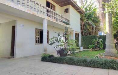 Imagem: A casa possui 3 Dormitórios, 4 Banheiros, 2 Vagas na garagem