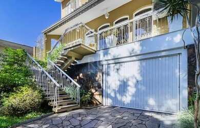 Imagem: A casa possui 4 Dormitórios, 4 Banheiros, 4 Vagas na garagem