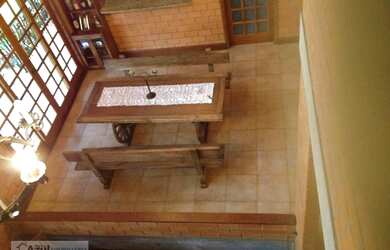 Imagem: A casa possui 4 Dormitórios, 3 Banheiros, 5 Vagas na garagem