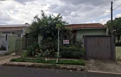 Imagem: A casa possui 3 Dormitórios, 1 Banheiro, 1 Vaga na garagem