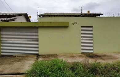 Imagem: A casa possui 2 Dormitórios, 2 Banheiros, 2 Vagas na garagem