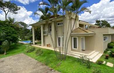 Imagem: A casa em condomínio possui 4 Dormitórios, 5 Banheiros, 987m²