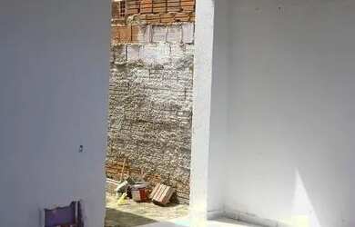 Imagem: A casa possui 2 Dormitórios, 1 Banheiro, 1 Vaga na garagem