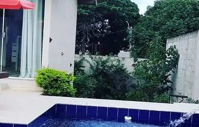 Imagem: A casa possui 2 Vagas na garagem e está localizado em Ponta