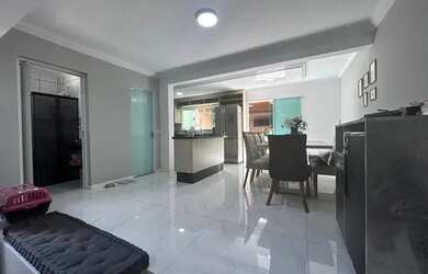 Imagem: A casa possui 2 Dormitórios, 1 Banheiro, 2 Vagas na garagem