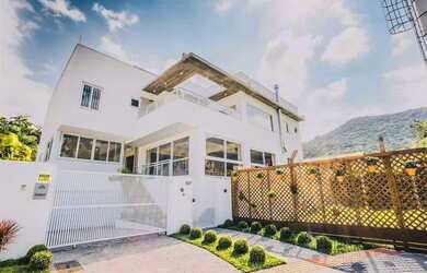 Imagem: A casa possui 3 Dormitórios, 2 Banheiros, 3 Vagas na garagem