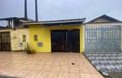 Imagem: A casa possui 2 Dormitórios, 1 Banheiro, 2 Vagas na garagem