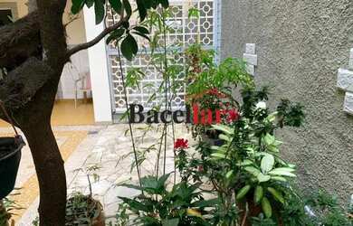 Imagem: A casa possui 4 Dormitórios, 3 Banheiros, 2 Vagas na garagem