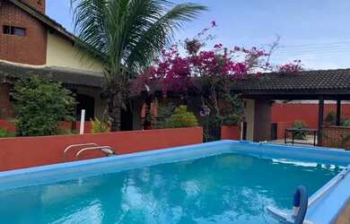 Imagem: A casa possui 4 Dormitórios, Acomodam 12 pessoas, 5 Vagas na