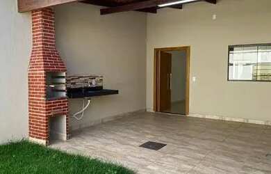 Imagem: A casa possui 3 Dormitórios, 1 Banheiro, 1 Vaga na garagem