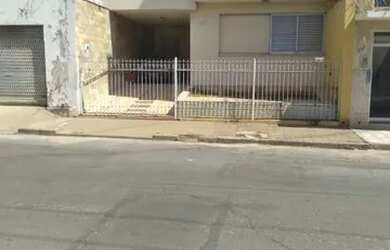 Imagem: A casa possui 4 Dormitórios, 3 Banheiros, 2 Vagas na garagem