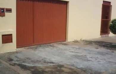 Imagem: A casa possui 2 Dormitórios, 2 Banheiros, 1 Vaga na garagem