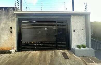 Imagem: A casa possui 2 Dormitórios, 1 Banheiro, 2 Vagas na garagem