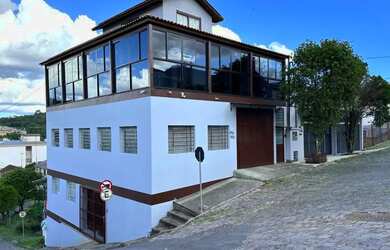 Imagem: A casa possui 3 Dormitórios, 3 Banheiros, 5 Vagas na garagem