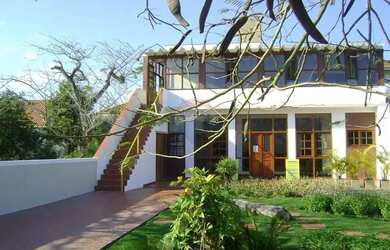 Imagem: A casa possui 3 Dormitórios, 3 Banheiros, 4 Vagas na garagem