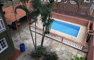 Imagem: A casa possui 5 Dormitórios, 3 Banheiros, 3 Vagas na garagem