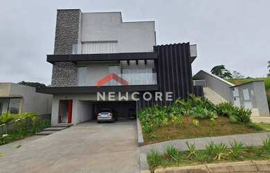 Imagem: A casa em condomínio possui 4 Dormitórios, 5 Banheiros, 5