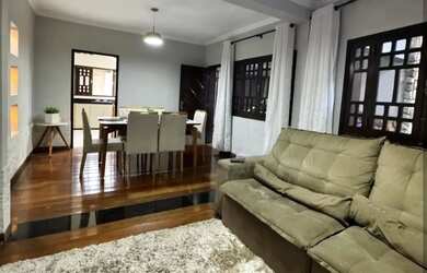 Imagem: A casa possui 4 Dormitórios, 4 Banheiros, 2 Vagas na garagem