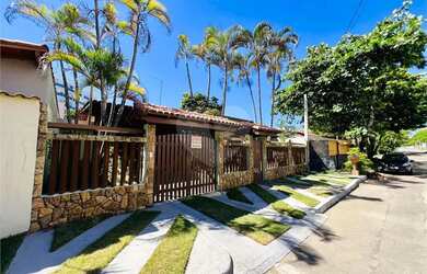 Imagem: A casa possui 3 Dormitórios, 2 Banheiros, 3 Vagas na garagem