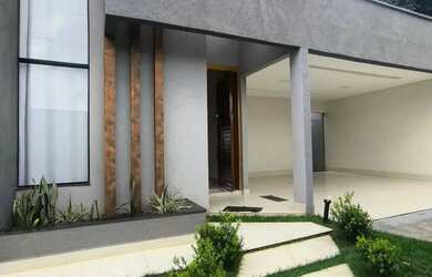 Imagem: A casa possui 3 Dormitórios, 3 Banheiros, 4 Vagas na garagem