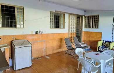 Imagem: A casa possui 3 Dormitórios, 2 Banheiros, 2 Vagas na garagem