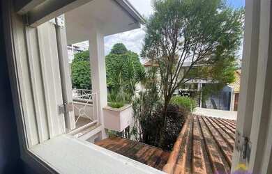 Imagem: A casa possui 4 Dormitórios, 4 Banheiros, 4 Vagas na garagem