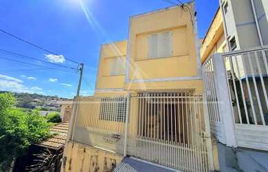 Imagem: A casa possui 4 Dormitórios, 2 Banheiros, 1 Vaga na garagem