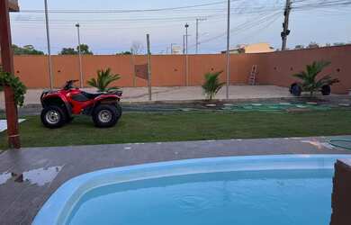 Imagem: A casa possui 4 Dormitórios, Acomodam 12 pessoas, 5 Vagas na