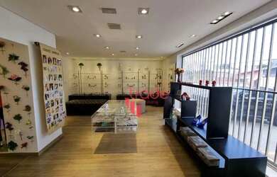 Imagem: O depósito possui 4 Vagas na garagem, 226m² de Área e está