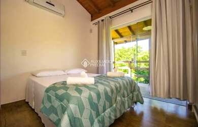 Imagem 9: Casa com amplo terreno na Praia do Rosa - Conforto e localização privilegiada