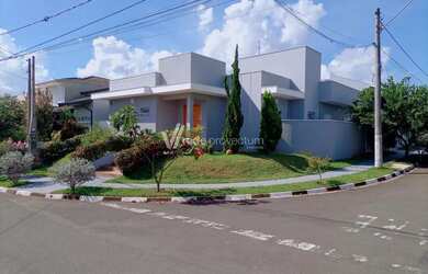 Imagem: A casa em condomínio à venda possui 3 Dormitórios, 5 Banheiros