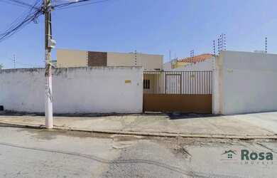 Imagem: A casa possui 3 Dormitórios, 2 Banheiros, 2 Vagas na garagem