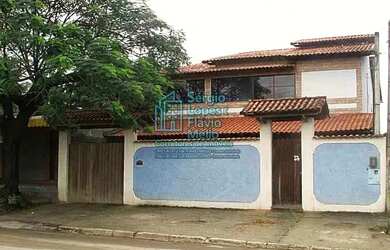 Imagem: A casa possui 5 Dormitórios, 1 Banheiro, 4 Vagas na garagem