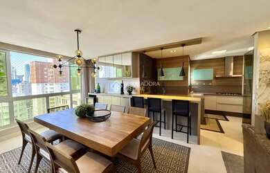 Imagem: O apartamento possui 4 Dormitórios, 4 Banheiros, 2 Vagas na