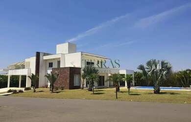 Imagem: A casa em condomínio possui 4 Dormitórios, 5 Banheiros, 5