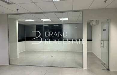 Imagem: O depósito possui 5 Vagas na garagem, 404m² de Área e está