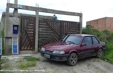 Imagem: A casa possui 2 Dormitórios, 1 Banheiro, 2 Vagas na garagem