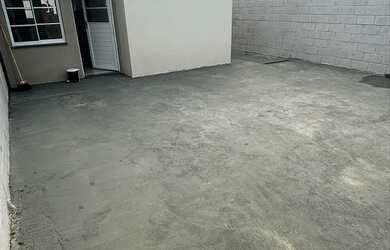 Imagem: A casa possui 2 Dormitórios, 1 Banheiro, 2 Vagas na garagem