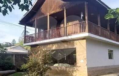 Imagem: A casa possui 4 Dormitórios, 4 Banheiros, 5 Vagas na garagem